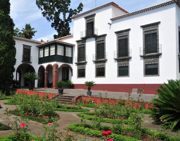 Quinta das Cruzes Museum - Library / Documentation Centre