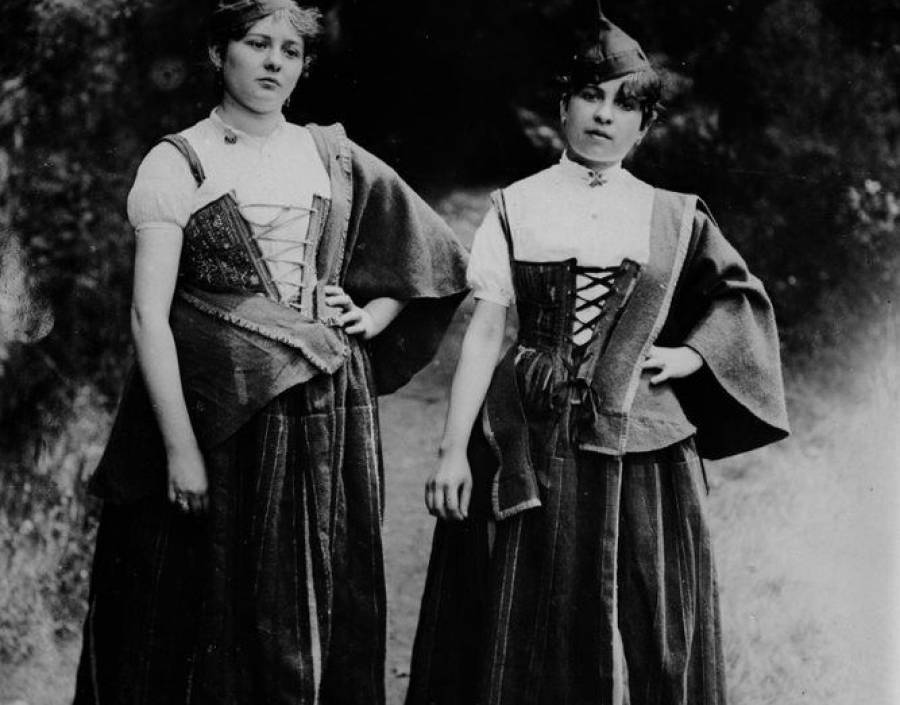 Retrato de duas mulheres vestidas com traje regional