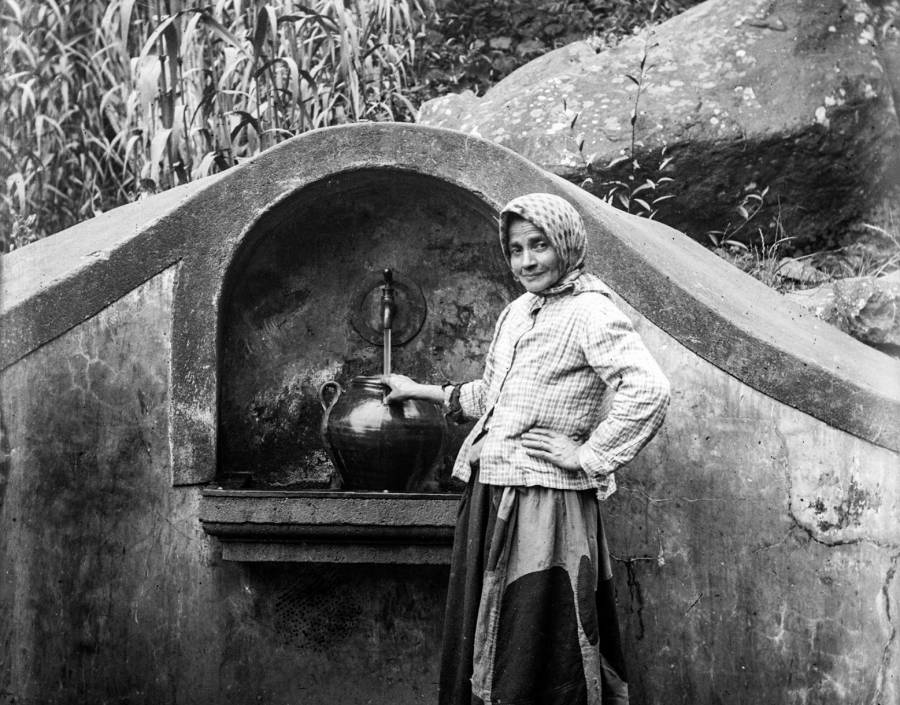 Retrato de mulher junto a um fontanário