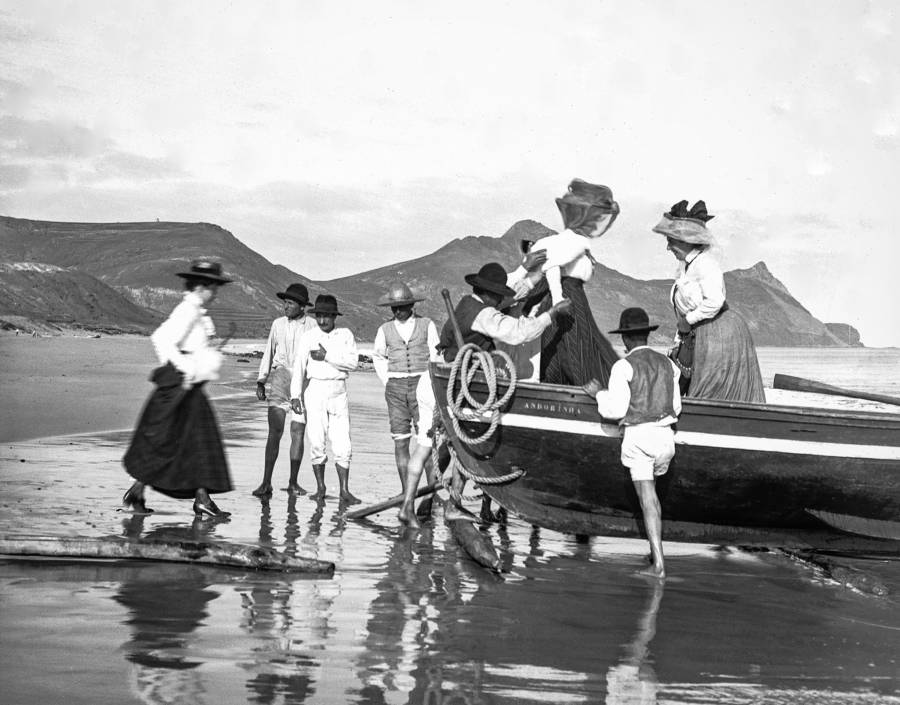 Embarque de pessoas na praia da Ilha do Porto Santo | 1928