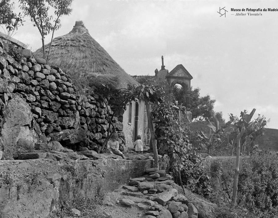 Casa de pedra com cobertura de colmo
