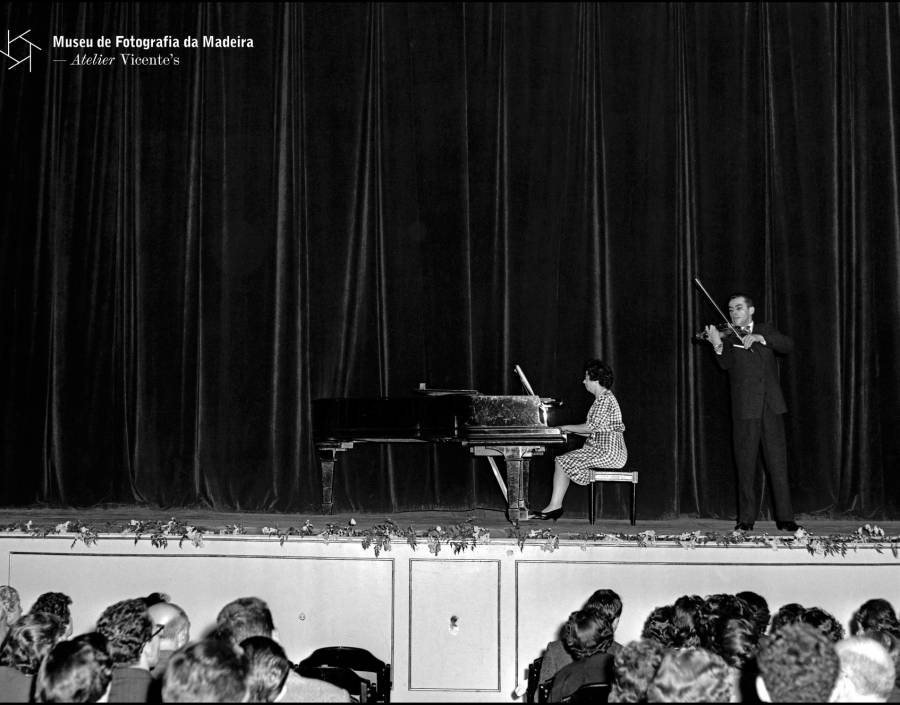 Atuação com piano e violino no palco do Teatro Municipal Baltazar Dias | 1962