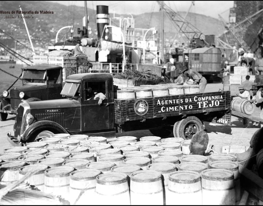 Camião Fargo da companhia “Cimento Tejo”
