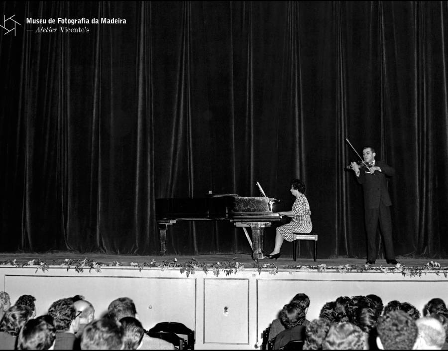 Piano and violin performance on stage at “Teatro Municipal Baltazar Dias” | 1962
