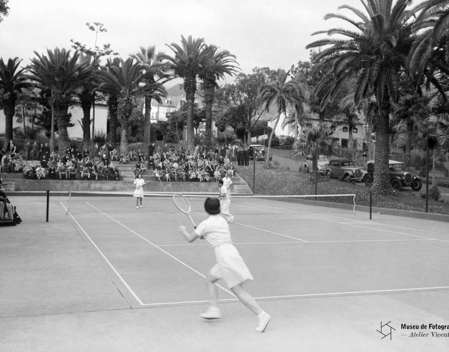 Partida de ténis, ocorrida durante a inauguração da ampliação do campo de ténis da Quinta Pavão (Funchal) | 1941-11-30