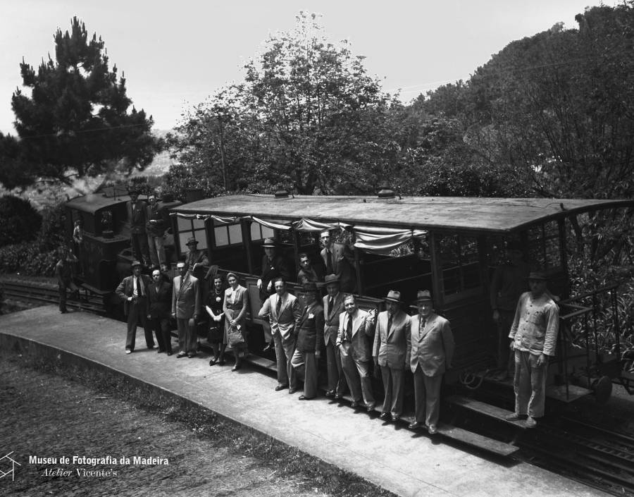 Retrato de grupo junto a locomotiva da “Companhia do Caminho de Ferro do Monte” 