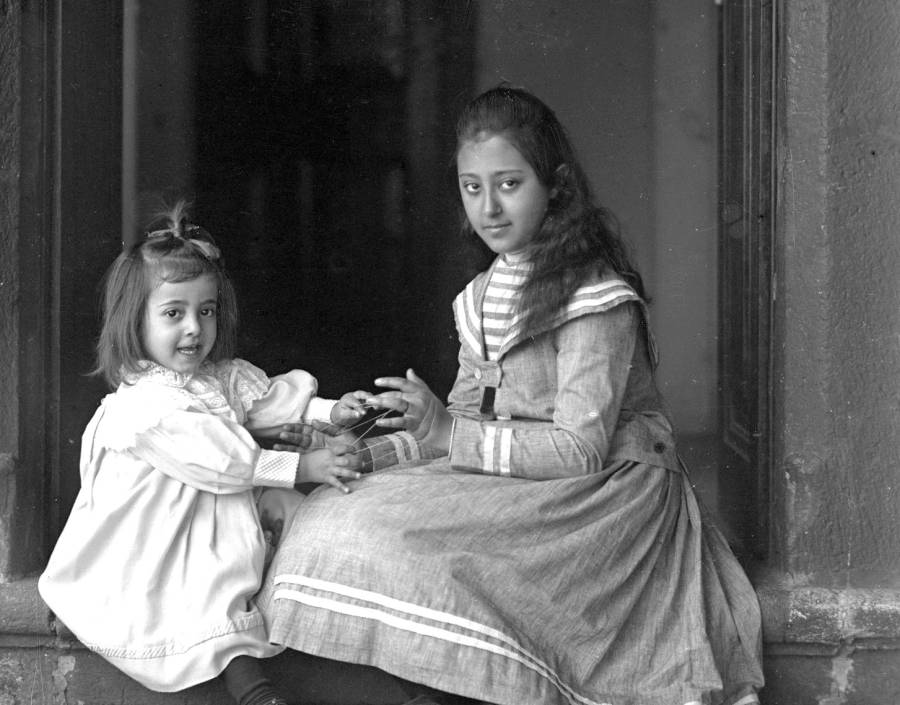 Retrato de D. Eugénia Isabel de Sousa e D. Gabriela Vera de Sousa