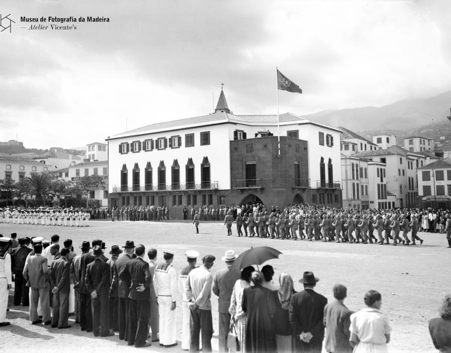 Desfile das forças militares na avenida do Mar, aquando da inauguração do edifício da Capitania do Porto do Funchal 