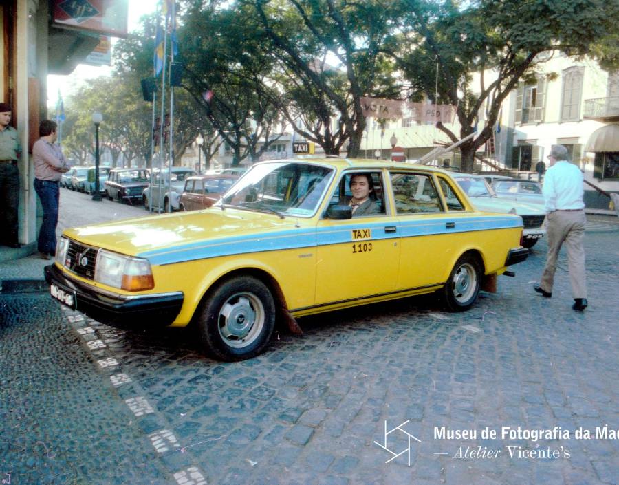 Retrato do primeiro táxi de cor amarela a circular na Madeira