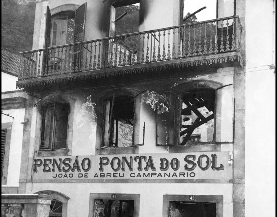 Vestígios do incêndio no edifício da “Pensão Ponta do Sol” | agosto de 1940