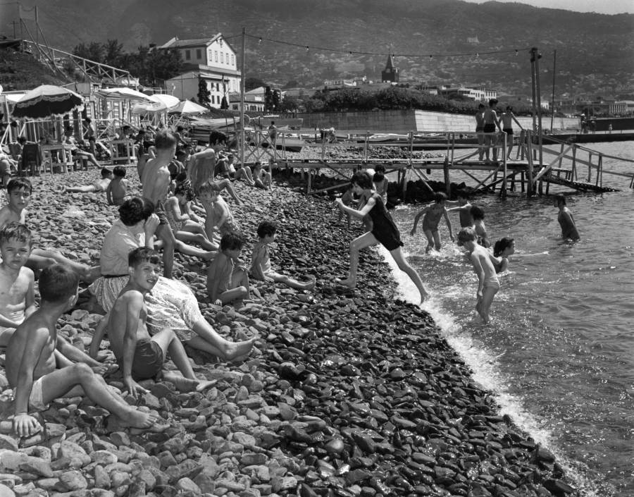 Crianças na praia de São Lázaro