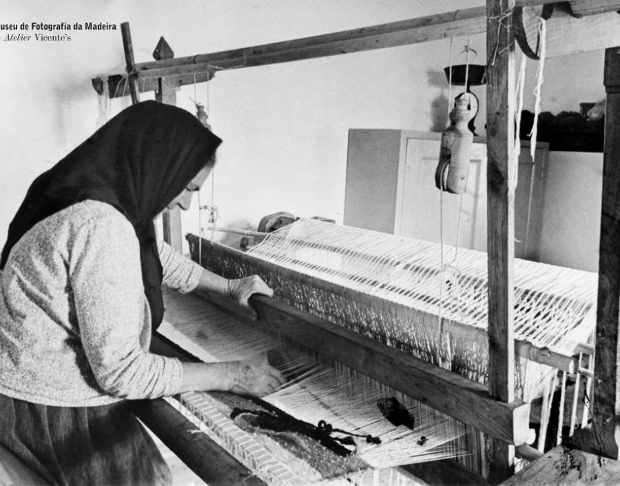 Mulher trabalhando no tecer