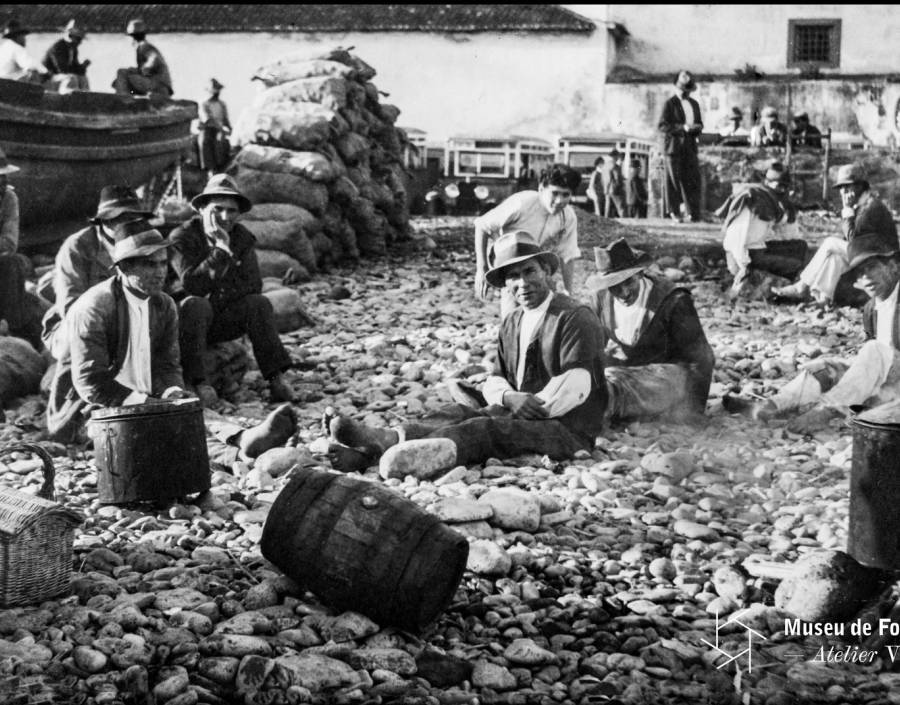 Grupo de homens a descansar no calhau | 1920-1940