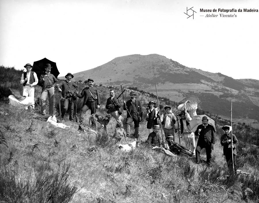 Grupo de homens durante descanso de caçada