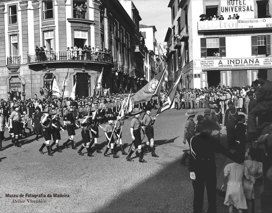 Corpo Nacional de Escutas (Scouts) in Sé Square during the 1st December celebrations  | 1937-12-01