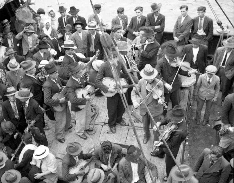 Musical group of string and wind instruments | Between the 1920s and 1940s