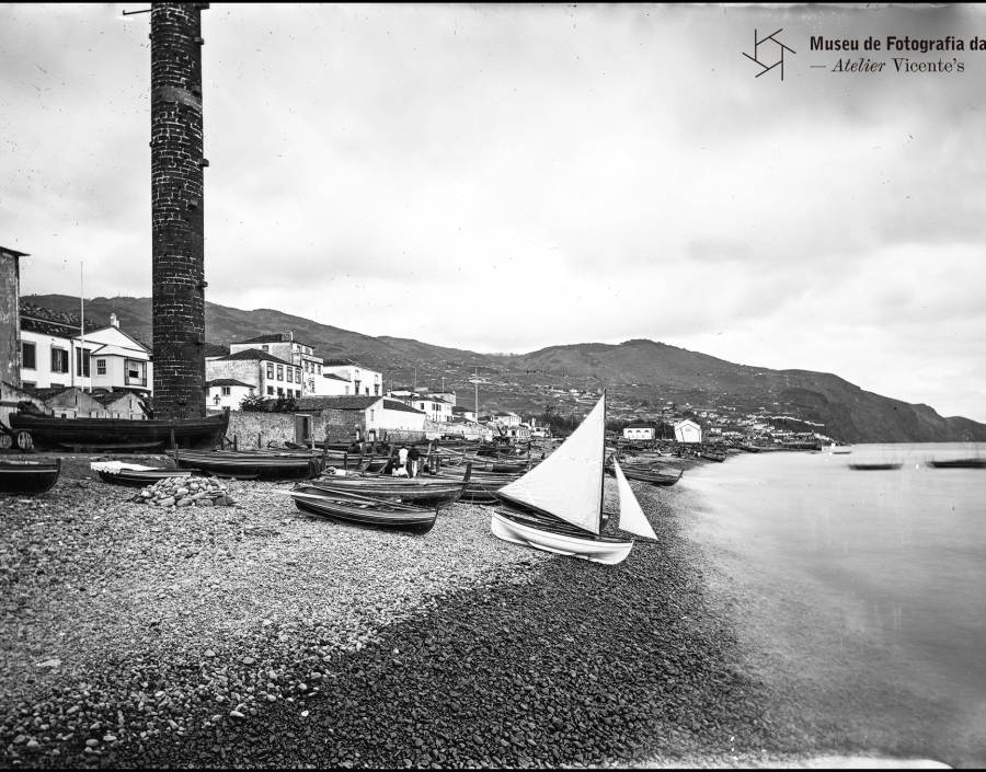 Vista oeste/este da praia da cidade do Funchal 