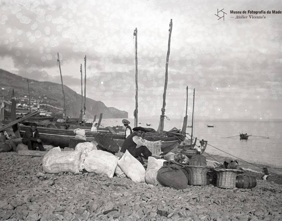 Barcos varados e mercadoria na praia | Anterior 1906 