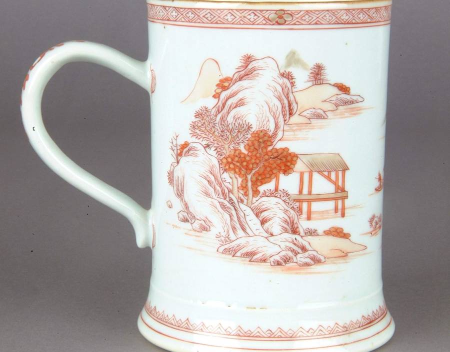 Caneca de porcelana branca 
