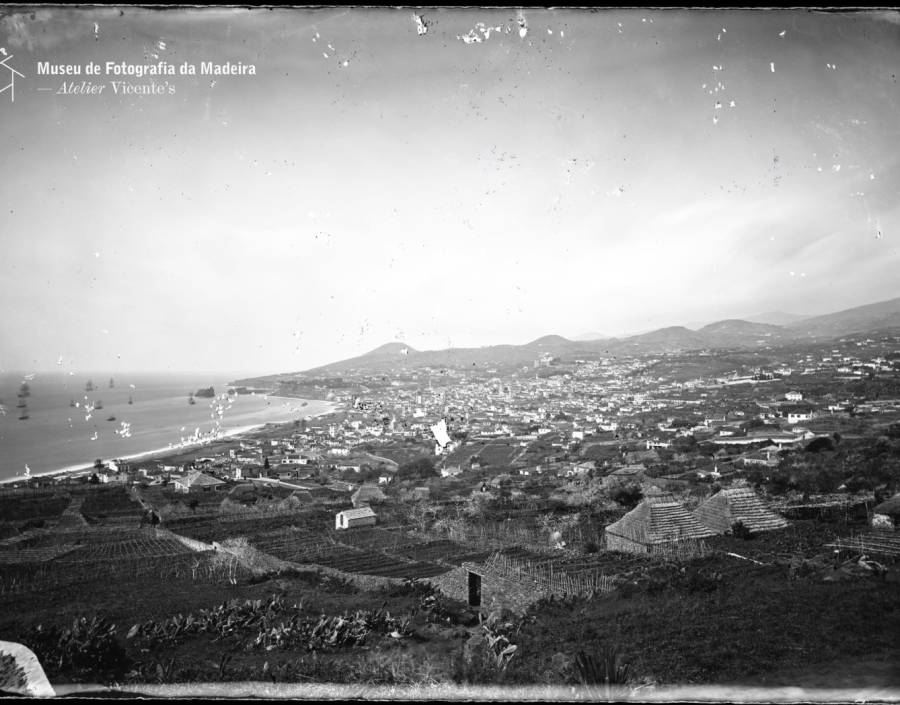 Baía e cidade do Funchal (vista este/oeste)