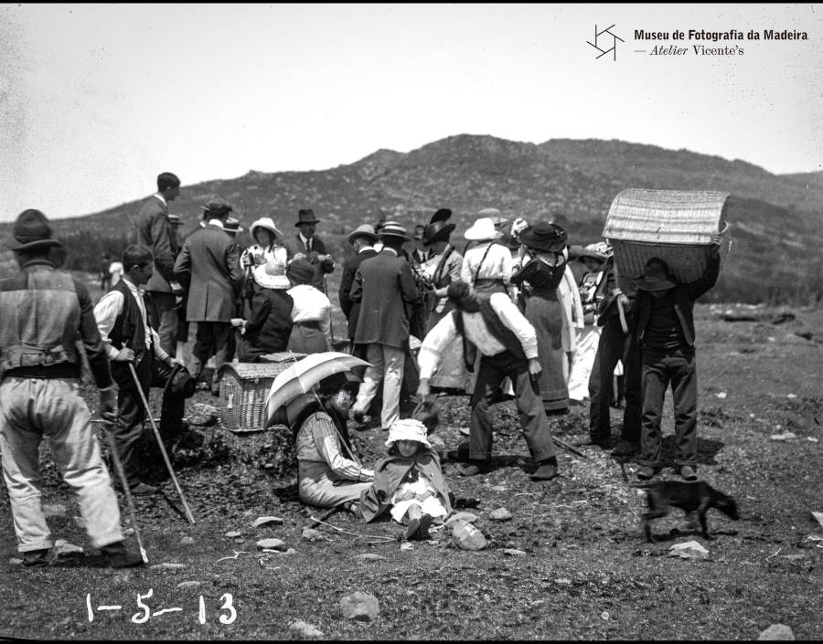 Grupo de pessoas num piquenique  | 1913-05-01