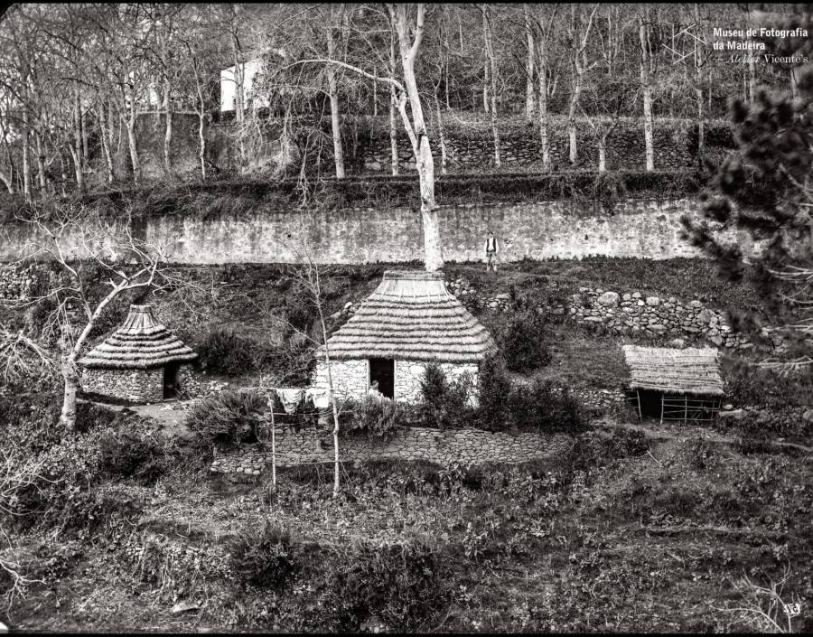  Conjunto habitacional com cobertura de colmo | Antes de 1905  