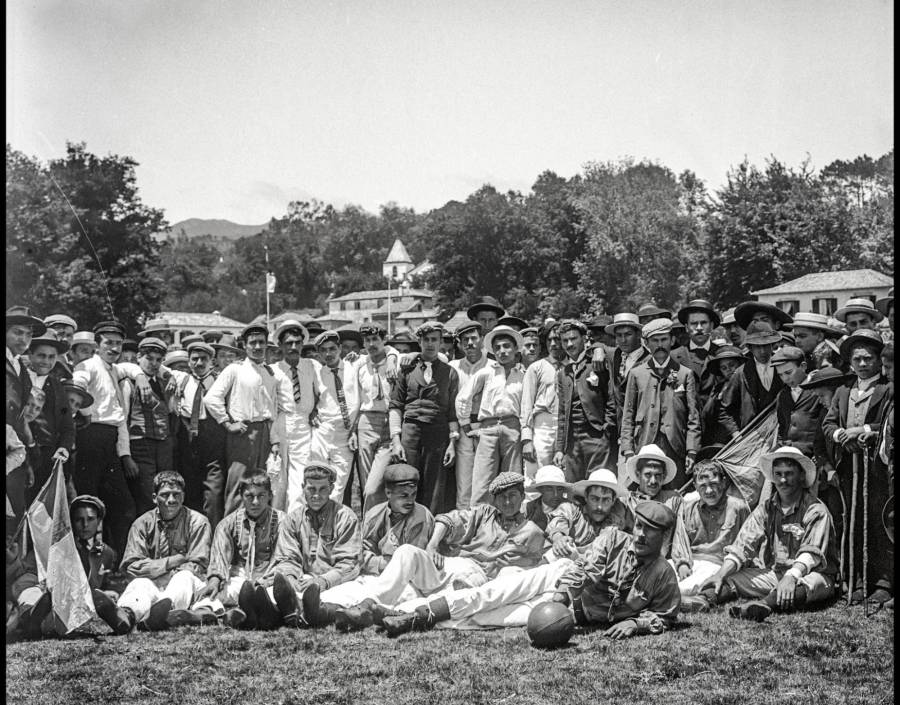 Retrato de um grupo de homens e jovens jogadores no Largo da Achada, Camacha