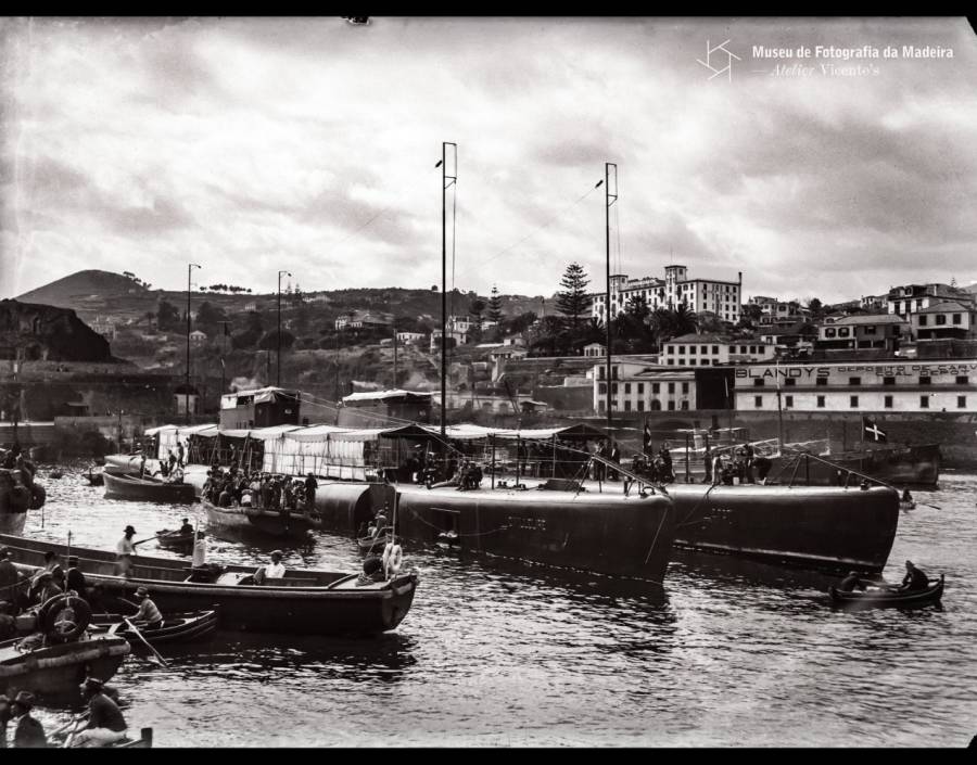 Submarinos italianos D. Millelire e E. Toti no porto do Funchal | 1930