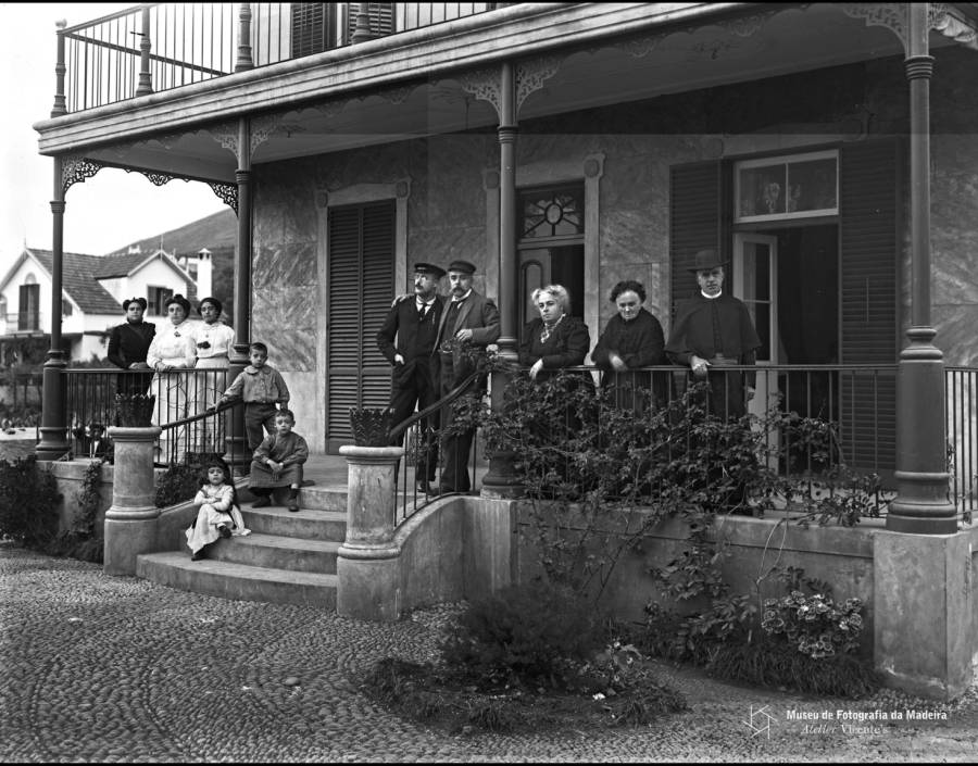 Vicente Gomes da Silva Júnior e família no Chalet Vicente | Entre 1906 e 1912