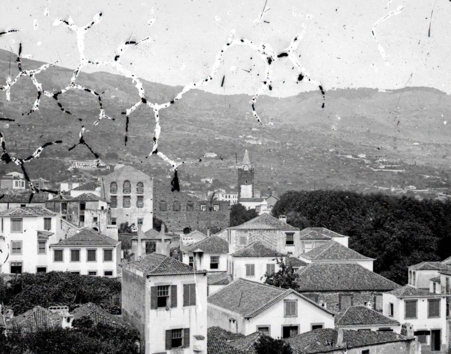 Vista oeste/este da cidade do Funchal e ruínas do Convento de São Francisco 
