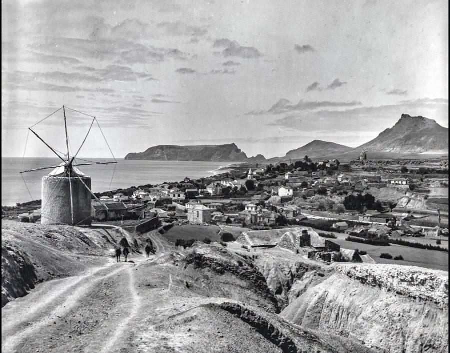 Panorâmica este/oeste da vila Baleira a partir do sítio das Casinhas |  Anterior a 1899