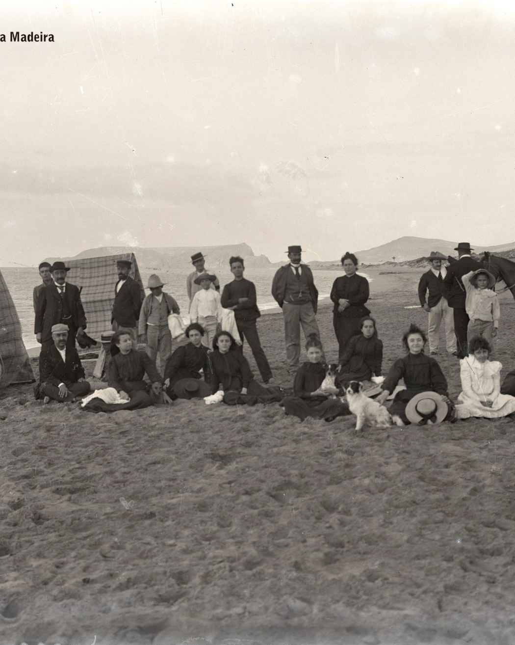 Retrato de um grupo de pessoas na praia da Ilha do Porto Santo