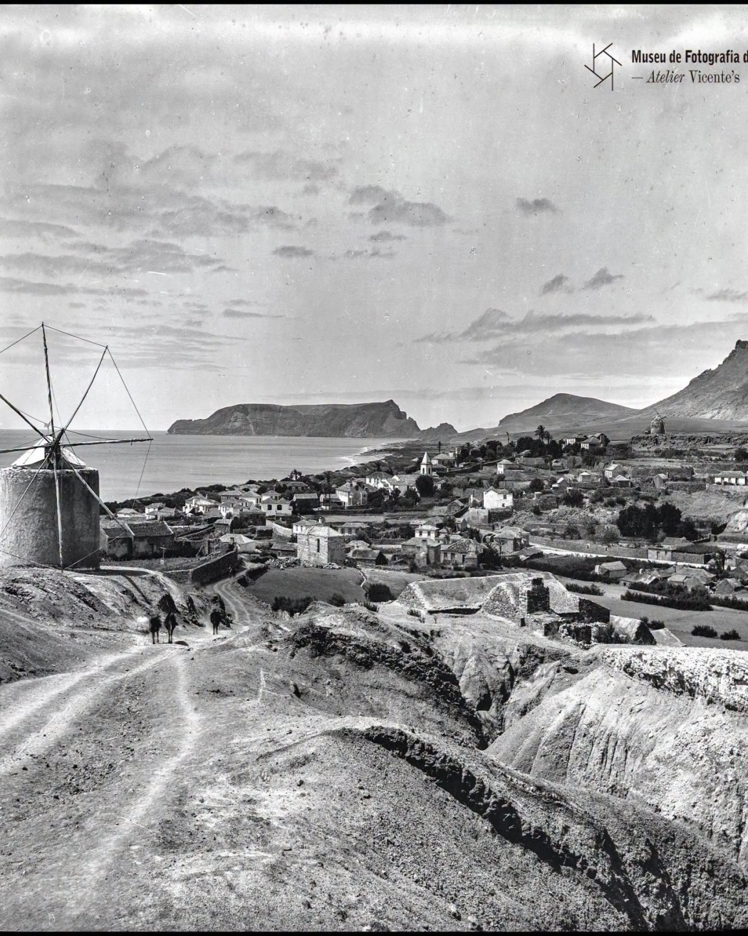 Panorâmica este/oeste da vila Baleira a partir do sítio das Casinhas | Anterior a 1899