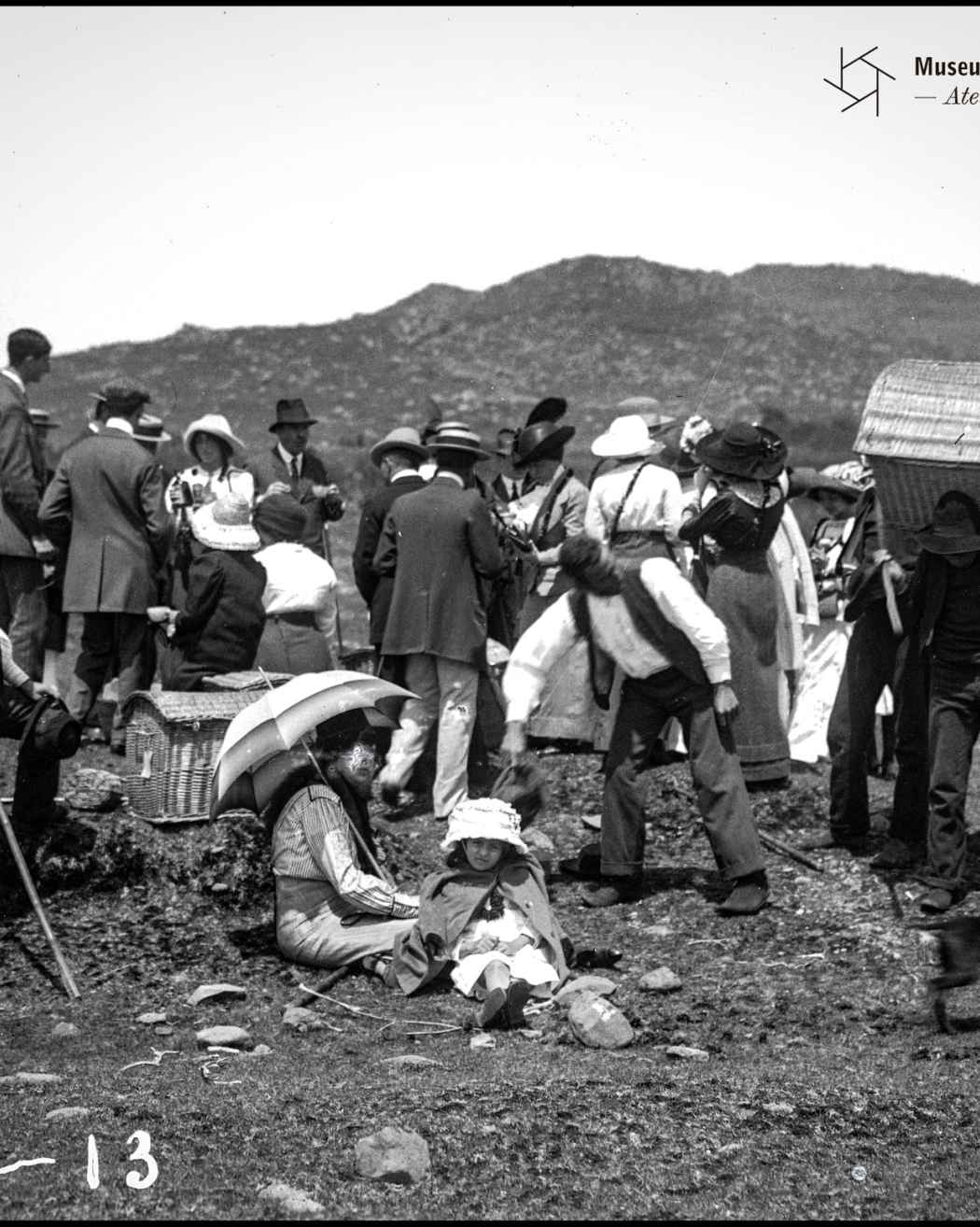 Grupo de pessoas num piquenique  | 1913-05-01