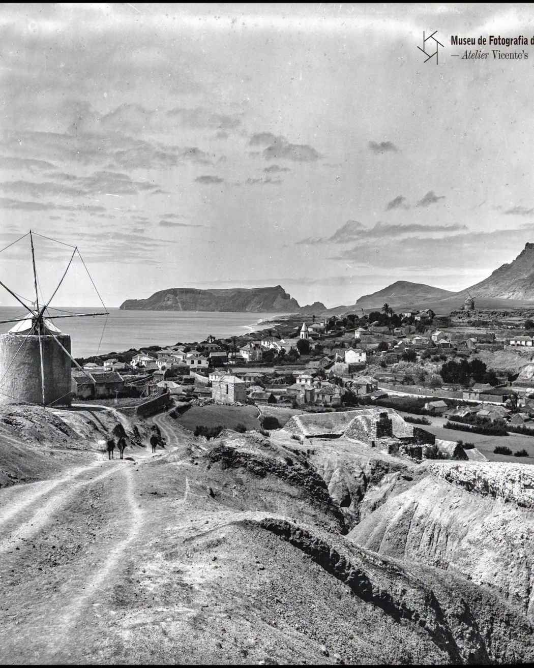 Panorâmica este/oeste da vila Baleira a partir do sítio das Casinhas | Anterior a 1899