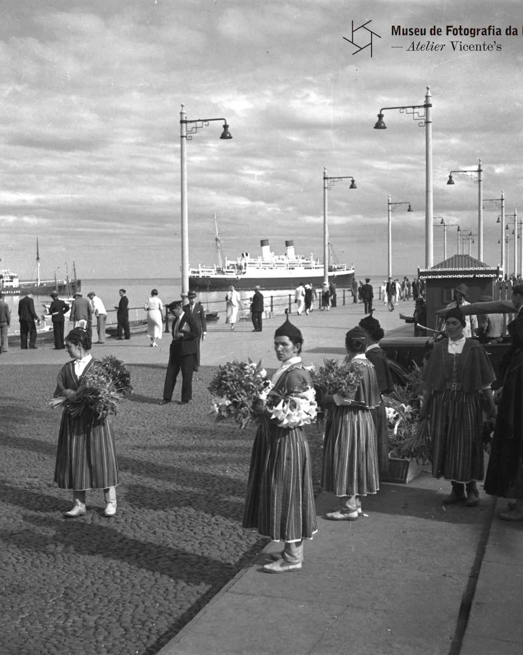 Floristas na entrada da Cidade do Funchal