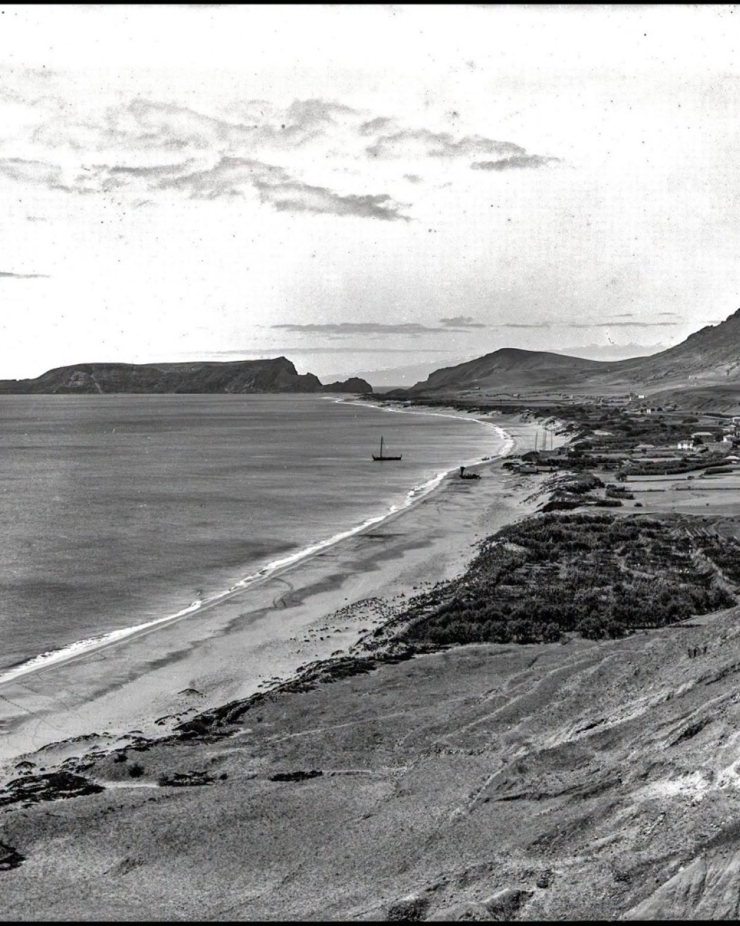 Panorâmica este/oeste da praia e vila Baleira
