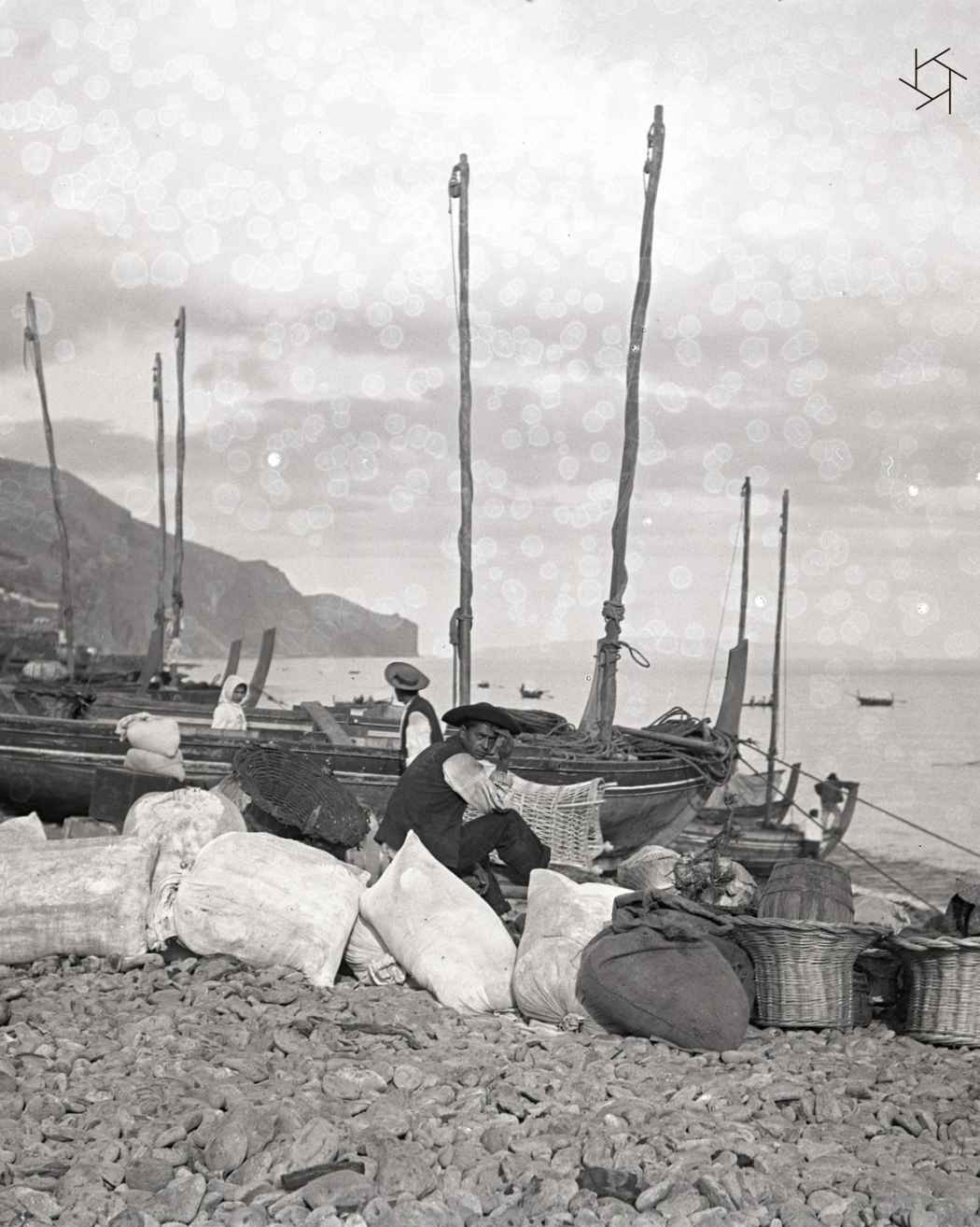 Barcos varados e mercadoria na praia | Anterior 1906 