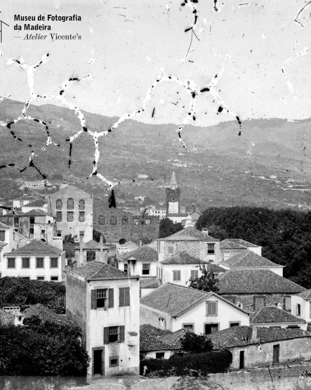 Vista oeste/este da cidade do Funchal e ruínas do Convento de São Francisco 