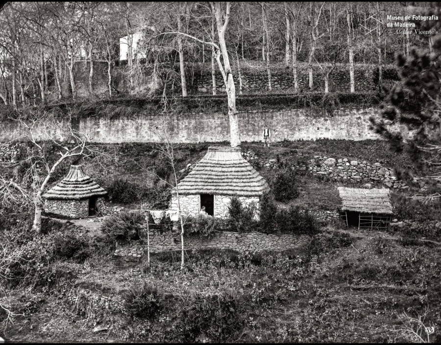  Conjunto habitacional com cobertura de colmo | Antes de 1905  