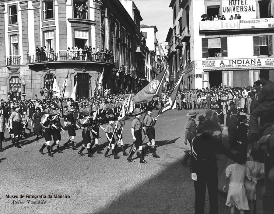 Corpo Nacional de Escutas no largo da Sé, durante as comemorações do 1º de Dezembro  | 1937-12-01