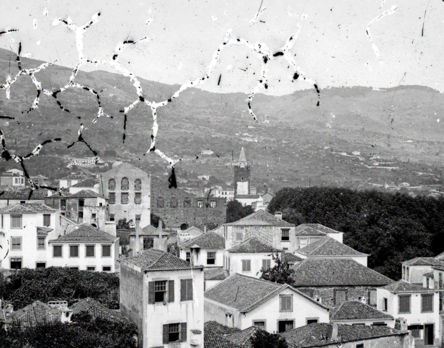 Vista oeste/este da cidade do Funchal e ruínas do Convento de São Francisco 