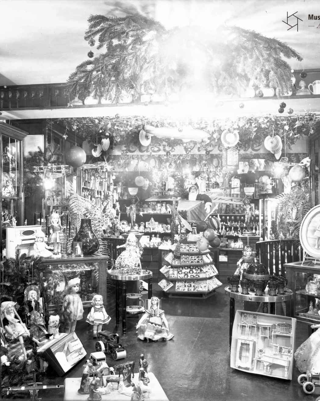 Interior de estabelecimento comercial no rés-do-chão do edifício Photographia Vicente