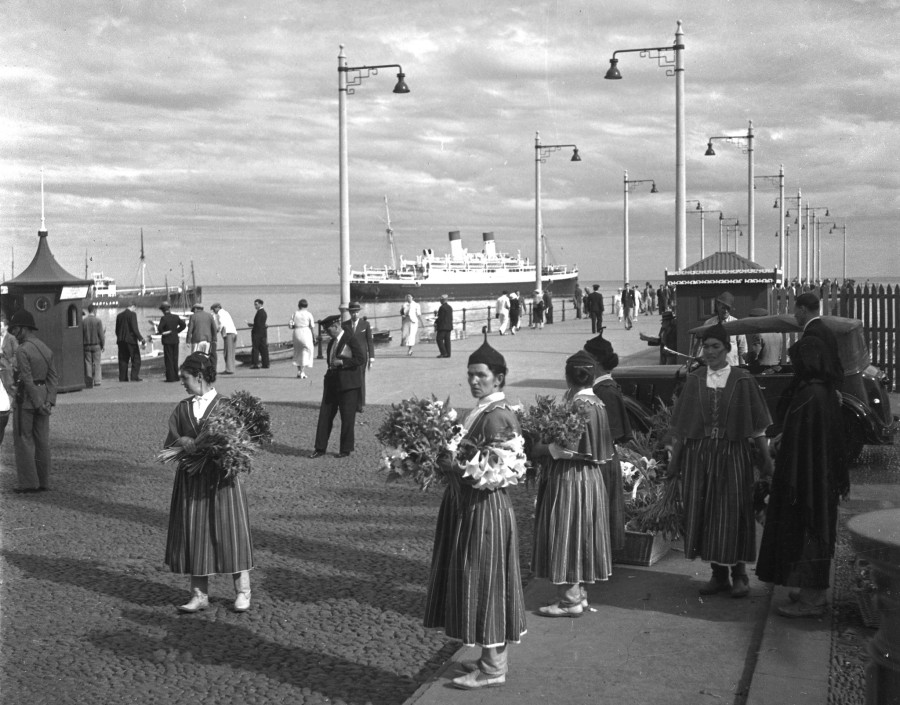 Floristas na entrada da Cidade do Funchal