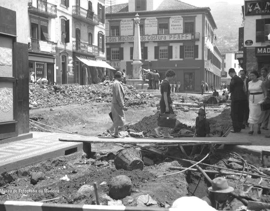 Obras de calcetamento do largo do Chafariz  | 1936