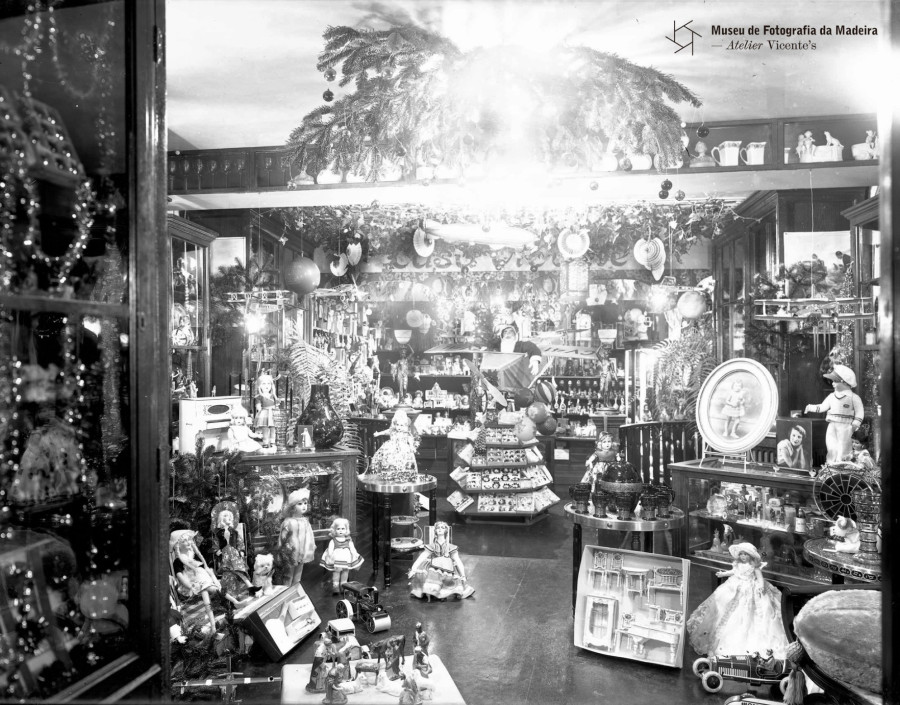 Interior de estabelecimento comercial no rés-do-chão do edifício Photographia Vicente