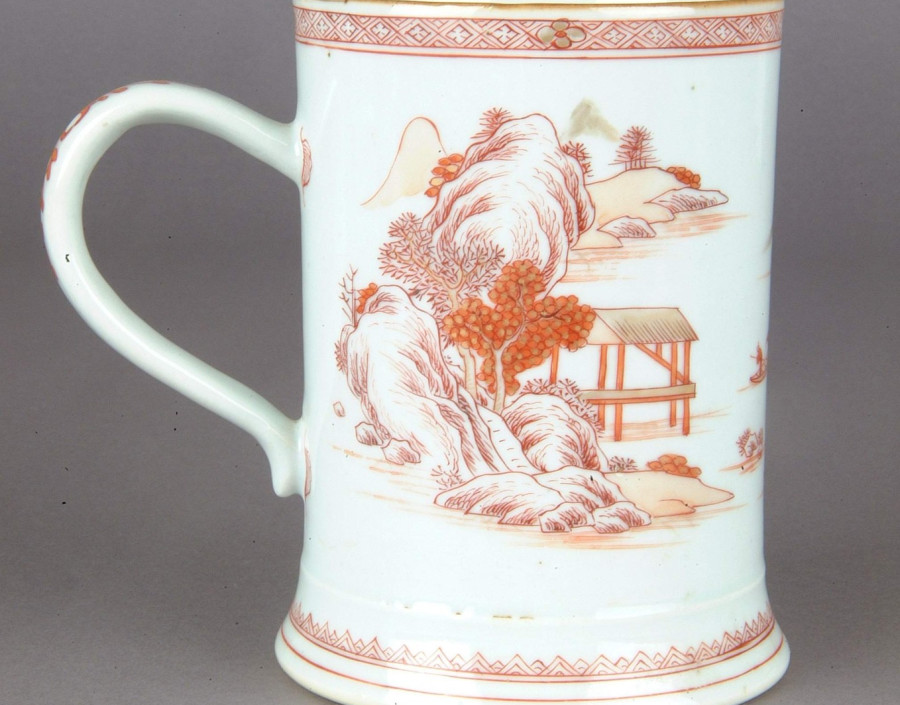 Caneca de porcelana branca 