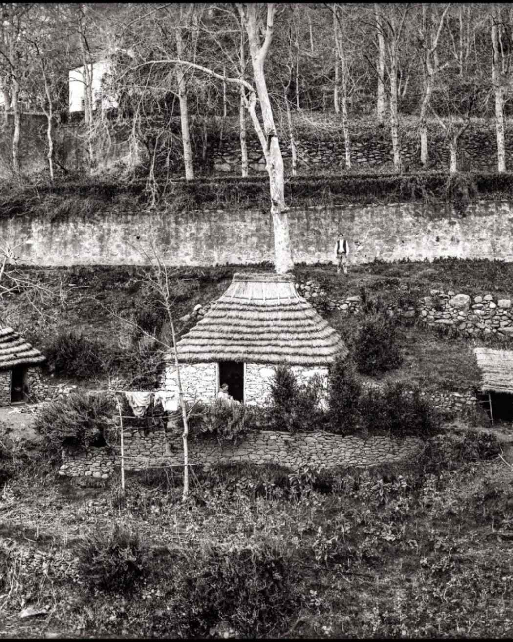 Conjunto habitacional com cobertura de colmo | Antes de 1905