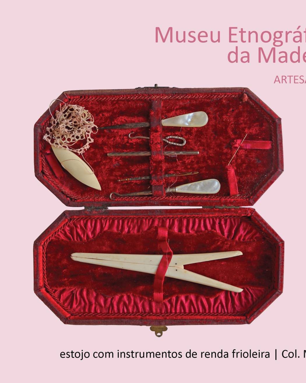 Estojo com os instrumentos para confecionar renda Frioleira 