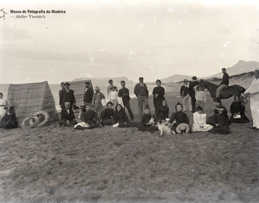 Retrato de um grupo de pessoas na praia da Ilha do Porto Santo